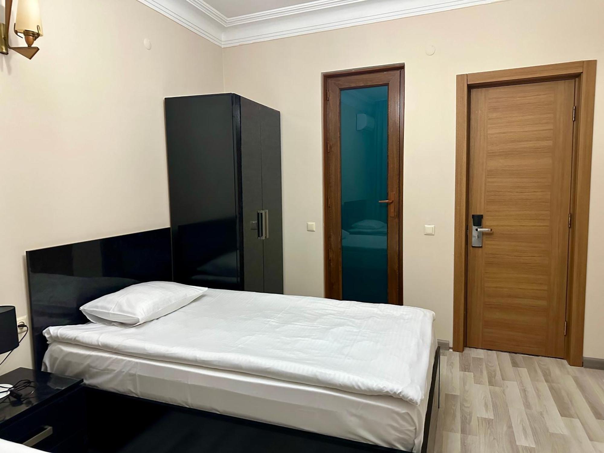 Hotel Tsereteli Batumi Exteriör bild