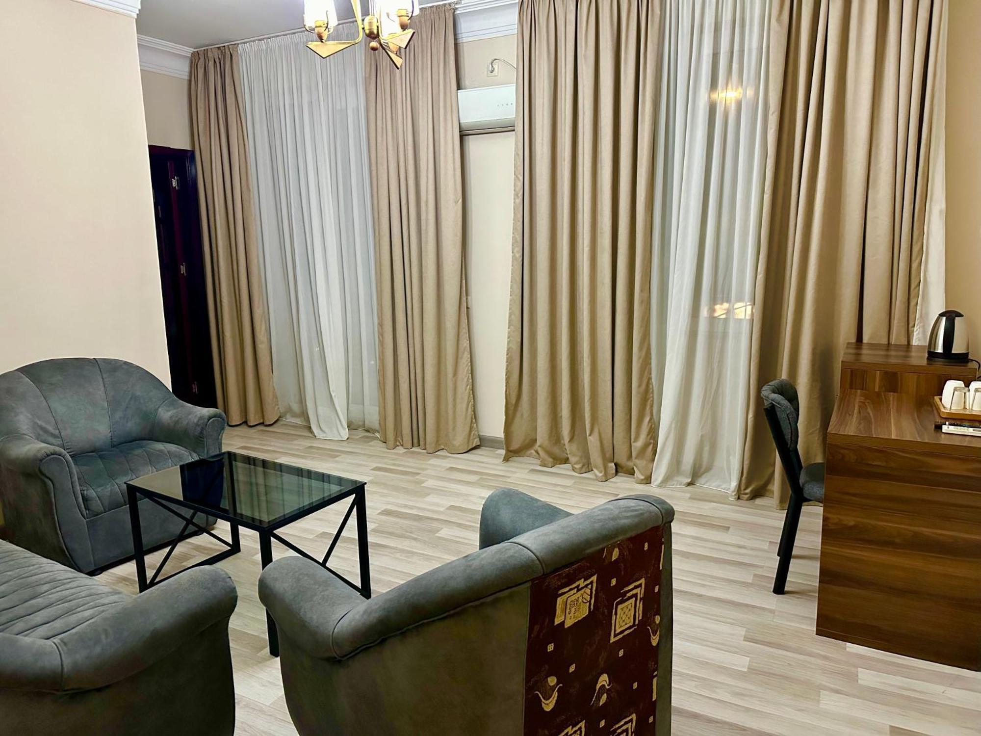 Hotel Tsereteli Batumi Exteriör bild
